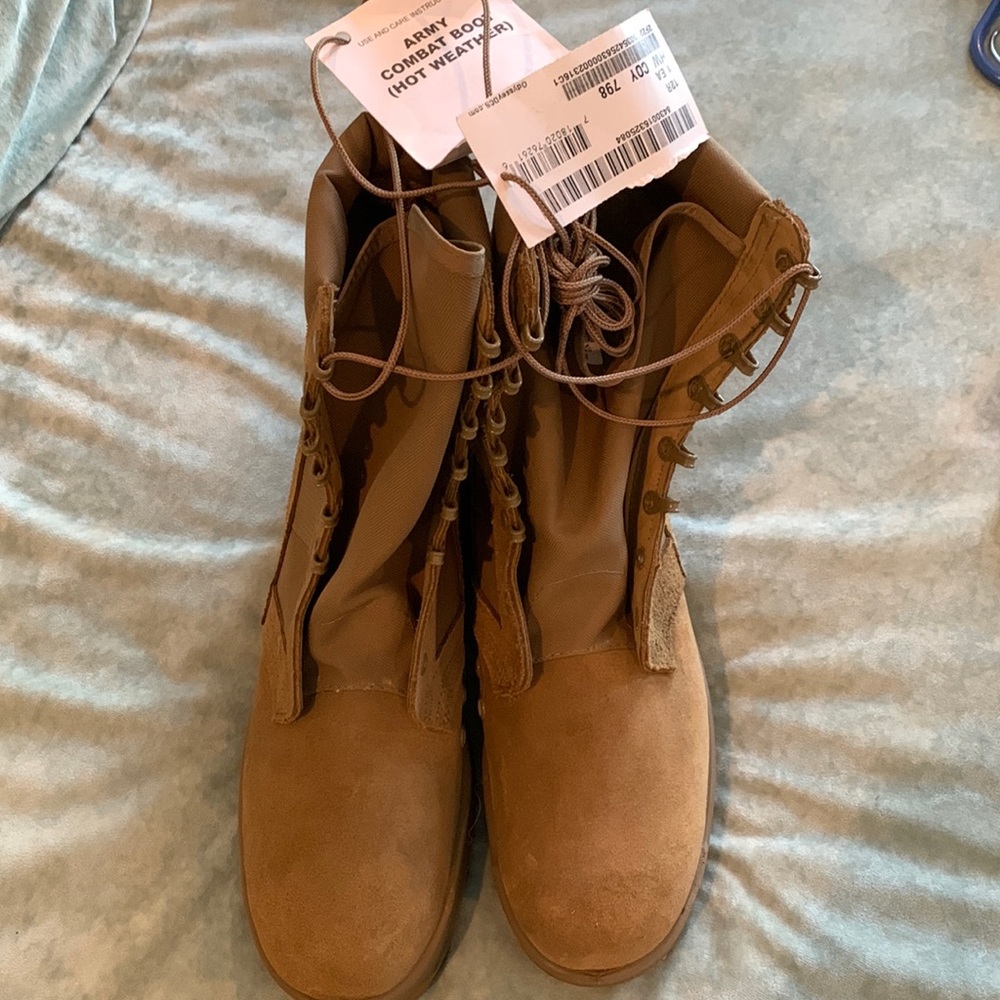 Mens hot weather combat boot. New with tags. Size 12 regular.